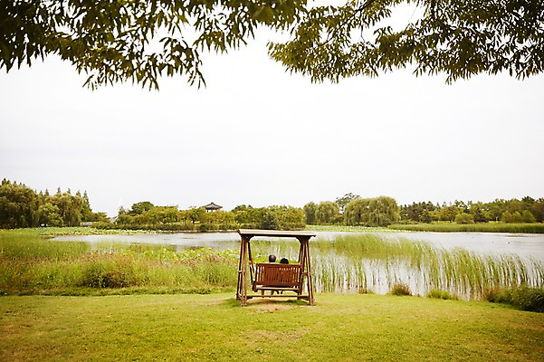 포토 JPG 주간 전신 공원 여자 할아버지 노년 남자 할머니 호수 앉기 야외 두명 뒷모습 실버라이프 노부부 다정 한국인 60대 그네의자 노인만 국내포토 자연요소 라이프스타일 부부 공공시설 뷰포인트 컨셉 의자 모션 사람 동양인 성인 성인만 파일형식