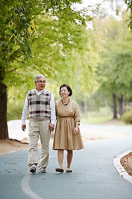 포토 JPG 주간 전신 공원 여자 할아버지 노년 남자 할머니 휴식 미소 야외 두명 앞모습 실버라이프 걷기 손잡기 노부부 다정 산책 한국인 60대 상쾌 노인만 국내포토 자연요소 라이프스타일 부부 공공시설 감정 뷰포인트 컨셉 모션 표정 사람 동양인 성인 성인만 파일형식