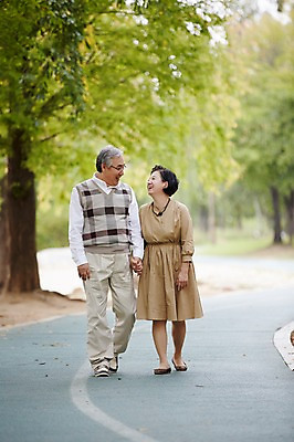 포토 JPG 주간 전신 공원 여자 할아버지 노년 남자 할머니 휴식 미소 야외 두명 앞모습 실버라이프 걷기 손잡기 노부부 다정 산책 한국인 60대 상쾌 노인만 국내포토 자연요소 라이프스타일 부부 공공시설 감정 뷰포인트 컨셉 모션 표정 사람 동양인 성인 성인만 파일형식
