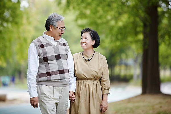 포토 JPG 주간 공원 여자 할아버지 노년 남자 할머니 휴식 미소 상반신 야외 두명 앞모습 실버라이프 걷기 손잡기 노부부 다정 산책 한국인 60대 상쾌 노인만 국내포토 자연요소 라이프스타일 부부 공공시설 감정 뷰포인트 컨셉 모션 표정 사람 동양인 성인 성인만 파일형식