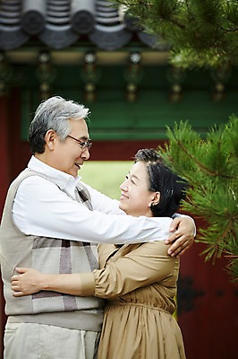 포토 JPG 주간 공원 여자 할아버지 노년 남자 할머니 포옹 서기 미소 상반신 야외 두명 앞모습 옆모습 실버라이프 노부부 다정 한국인 소나무 60대 대문 노인만 국내포토 자연요소 나무 라이프스타일 부부 공공시설 뷰포인트 컨셉 안기 모션 표정 사람 동양인 성인 문 성인만 파일형식