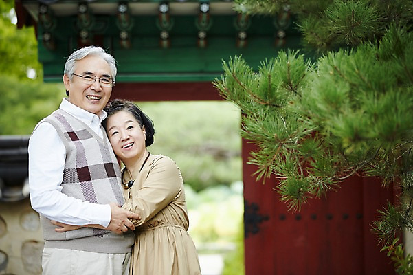 포토 JPG 주간 공원 여자 할아버지 노년 남자 할머니 포옹 서기 미소 상반신 야외 두명 옆모습 실버라이프 노부부 다정 한국인 소나무 60대 대문 노인만 국내포토 자연요소 나무 라이프스타일 부부 공공시설 뷰포인트 컨셉 안기 모션 표정 사람 동양인 성인 문 성인만 파일형식