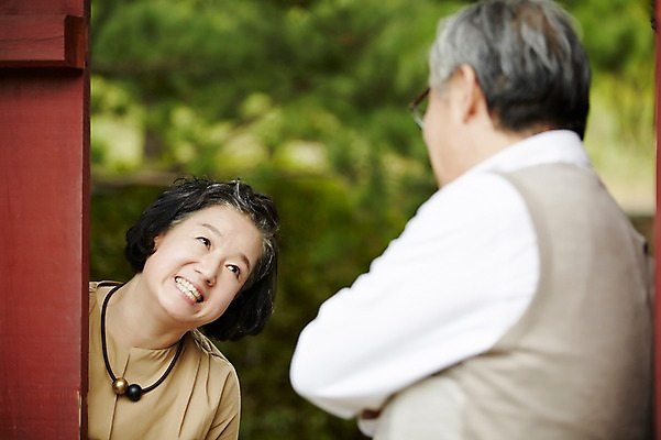 포토 JPG 주간 공원 여자 할아버지 노년 남자 할머니 서기 미소 상반신 야외 두명 앞모습 뒷모습 실버라이프 노부부 다정 한국인 60대 대문 노인만 국내포토 자연요소 라이프스타일 부부 공공시설 뷰포인트 컨셉 모션 표정 사람 동양인 성인 문 성인만 파일형식