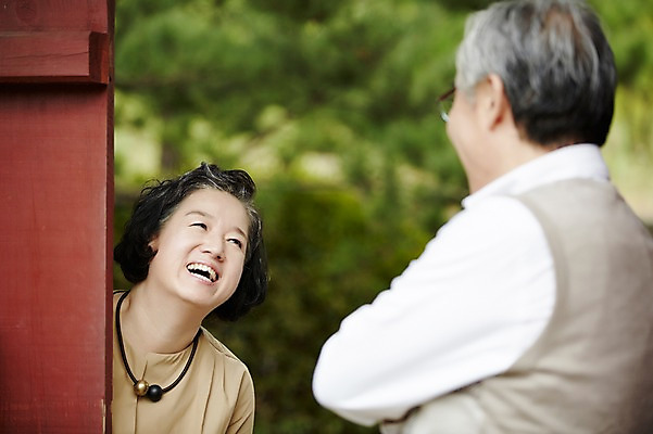 포토 JPG 주간 공원 여자 할아버지 노년 남자 할머니 서기 미소 상반신 야외 두명 앞모습 뒷모습 실버라이프 노부부 다정 한국인 60대 대문 노인만 국내포토 자연요소 라이프스타일 부부 공공시설 뷰포인트 컨셉 모션 표정 사람 동양인 성인 문 성인만 파일형식