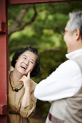 포토 JPG 주간 공원 여자 할아버지 노년 남자 할머니 서기 미소 상반신 야외 두명 앞모습 뒷모습 실버라이프 노부부 다정 한국인 60대 대문 노인만 국내포토 자연요소 라이프스타일 부부 공공시설 뷰포인트 컨셉 모션 표정 사람 동양인 성인 문 성인만 파일형식