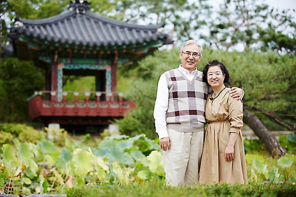 포토 JPG 주간 공원 여자 할아버지 노년 남자 할머니 서기 미소 상반신 야외 두명 앞모습 실버라이프 손잡기 노부부 다정 한국인 60대 정자 노인만 어깨에손 국내포토 자연요소 라이프스타일 건축물 부부 공공시설 뷰포인트 컨셉 모션 표정 사람 동양인 성인 성인만 파일형식