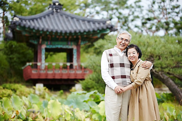 포토 JPG 주간 공원 여자 할아버지 노년 남자 할머니 서기 미소 상반신 야외 두명 앞모습 실버라이프 손잡기 노부부 다정 한국인 60대 정자 노인만 어깨에손 국내포토 자연요소 라이프스타일 건축물 부부 공공시설 뷰포인트 컨셉 모션 표정 사람 동양인 성인 성인만 파일형식