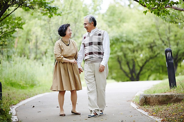 포토 JPG 주간 전신 공원 여자 할아버지 노년 남자 할머니 휴식 미소 야외 두명 앞모습 실버라이프 걷기 손잡기 노부부 다정 산책 한국인 60대 상쾌 노인만 국내포토 자연요소 라이프스타일 부부 공공시설 감정 뷰포인트 컨셉 모션 표정 사람 동양인 성인 성인만 파일형식