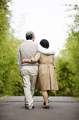 포토 JPG 주간 전신 공원 여자 할아버지 노년 남자 할머니 휴식 야외 두명 뒷모습 실버라이프 걷기 노부부 다정 산책 한국인 60대 상쾌 노인만 국내포토 자연요소 라이프스타일 부부 공공시설 감정 뷰포인트 컨셉 모션 사람 동양인 성인 성인만 파일형식