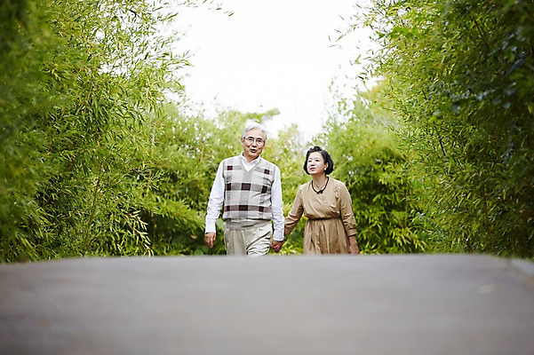 포토 JPG 주간 공원 여자 할아버지 노년 남자 할머니 휴식 상반신 야외 두명 앞모습 실버라이프 걷기 손잡기 노부부 다정 산책 한국인 60대 상쾌 노인만 국내포토 자연요소 라이프스타일 부부 공공시설 감정 뷰포인트 컨셉 모션 사람 동양인 성인 성인만 파일형식