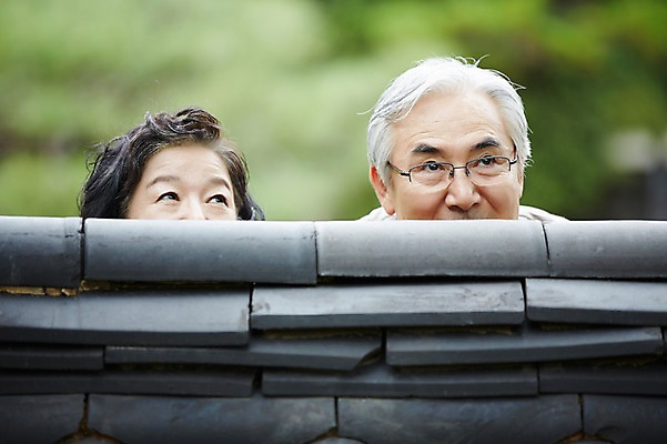 포토 JPG 주간 공원 여자 할아버지 노년 남자 할머니 장난 상반신 야외 두명 앞모습 실버라이프 담장 노부부 다정 한국인 60대 숨기 노인만 국내포토 자연요소 라이프스타일 부부 공공시설 뷰포인트 컨셉 모션 사람 동양인 성인 성인만 파일형식