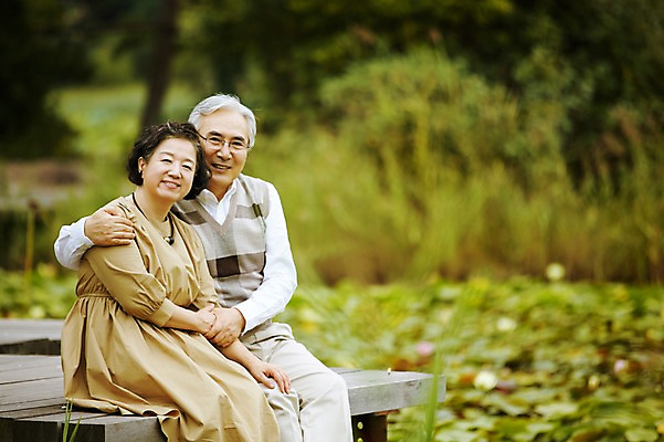 포토 JPG 주간 공원 여자 할아버지 노년 남자 할머니 휴식 미소 앉기 상반신 야외 두명 앞모습 실버라이프 손잡기 노부부 다정 한국인 연못 60대 노인만 국내포토 자연요소 라이프스타일 부부 공공시설 뷰포인트 컨셉 모션 표정 사람 동양인 성인 성인만 파일형식