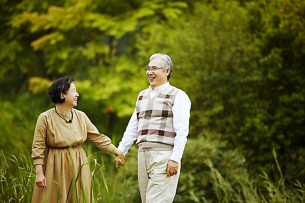 포토 JPG 주간 공원 여자 할아버지 노년 남자 할머니 미소 야외 두명 앞모습 실버라이프 걷기 손잡기 노부부 다정 한국인 연못 60대 노인만 국내포토 자연요소 라이프스타일 부부 공공시설 뷰포인트 컨셉 모션 표정 사람 동양인 성인 성인만 파일형식