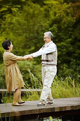 포토 JPG 주간 전신 공원 여자 할아버지 노년 남자 할머니 서기 미소 야외 두명 옆모습 실버라이프 마주보기 손잡기 노부부 다정 한국인 연못 60대 노인만 국내포토 자연요소 라이프스타일 부부 공공시설 뷰포인트 컨셉 모션 표정 사람 동양인 성인 성인만 파일형식