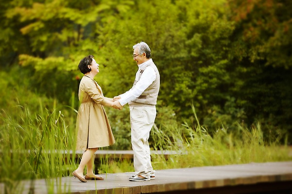 포토 JPG 주간 전신 공원 여자 할아버지 노년 남자 할머니 서기 미소 야외 두명 옆모습 실버라이프 마주보기 손잡기 노부부 다정 한국인 연못 60대 노인만 국내포토 자연요소 라이프스타일 부부 공공시설 뷰포인트 컨셉 모션 표정 사람 동양인 성인 성인만 파일형식