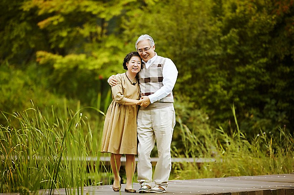 포토 JPG 주간 전신 공원 여자 할아버지 노년 남자 할머니 포옹 서기 미소 야외 두명 앞모습 실버라이프 손잡기 노부부 다정 한국인 연못 60대 노인만 국내포토 자연요소 라이프스타일 부부 공공시설 뷰포인트 컨셉 안기 모션 표정 사람 동양인 성인 성인만 파일형식