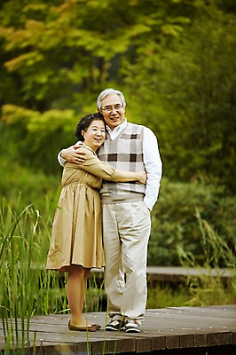 포토 JPG 주간 전신 공원 여자 할아버지 노년 남자 할머니 포옹 서기 미소 야외 두명 옆모습 실버라이프 노부부 다정 한국인 연못 60대 노인만 국내포토 자연요소 라이프스타일 부부 공공시설 뷰포인트 컨셉 안기 모션 표정 사람 동양인 성인 성인만 파일형식