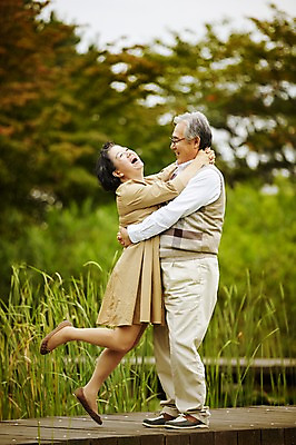 포토 JPG 주간 전신 공원 여자 할아버지 노년 남자 할머니 포옹 서기 미소 야외 두명 옆모습 실버라이프 노부부 다정 한국인 연못 60대 노인만 국내포토 자연요소 라이프스타일 부부 공공시설 뷰포인트 컨셉 안기 모션 표정 사람 동양인 성인 성인만 파일형식