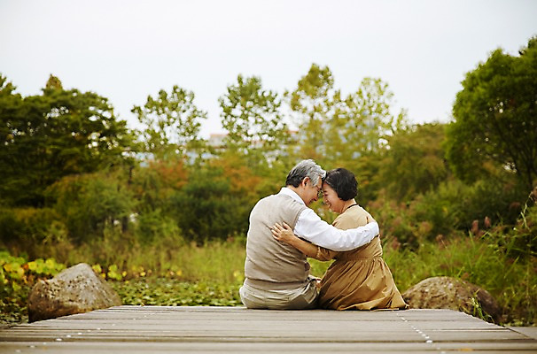 포토 JPG 주간 공원 여자 할아버지 노년 남자 할머니 휴식 앉기 상반신 야외 두명 뒷모습 실버라이프 노부부 다정 한국인 연못 60대 노인만 머리맞대기 국내포토 자연요소 라이프스타일 부부 공공시설 뷰포인트 컨셉 모션 사람 동양인 성인 성인만 파일형식