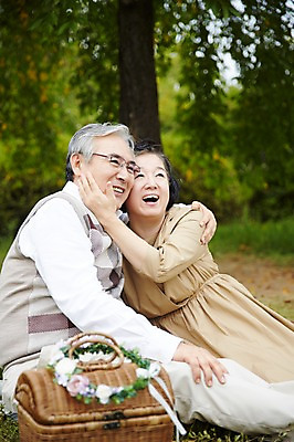 포토 JPG 주간 공원 여자 할아버지 노년 남자 할머니 휴식 미소 앉기 상반신 야외 두명 앞모습 실버라이프 소풍 노부부 화관 다정 한국인 60대 즐거움 노인만 국내포토 자연요소 라이프스타일 부부 공공시설 꽃 감정 뷰포인트 컨셉 모션 표정 사람 동양인 성인 야외활동 성인만 파일형식