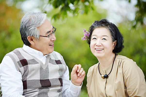 포토 JPG 주간 공원 여자 할아버지 노년 남자 꽃 할머니 휴식 미소 앉기 상반신 야외 두명 앞모습 실버라이프 소풍 노부부 다정 한국인 60대 즐거움 노인만 국내포토 자연요소 식물 라이프스타일 부부 공공시설 감정 뷰포인트 컨셉 모션 표정 사람 동양인 성인 야외활동 성인만 파일형식