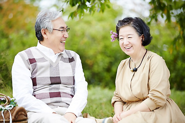 포토 JPG 주간 공원 여자 할아버지 노년 남자 꽃 할머니 휴식 미소 앉기 상반신 야외 두명 앞모습 실버라이프 소풍 노부부 다정 한국인 60대 즐거움 노인만 국내포토 자연요소 식물 라이프스타일 부부 공공시설 감정 뷰포인트 컨셉 모션 표정 사람 동양인 성인 야외활동 성인만 파일형식