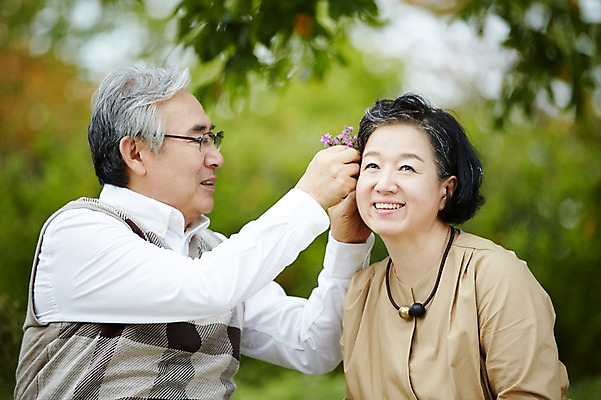 포토 JPG 주간 공원 여자 할아버지 노년 남자 꽃 할머니 휴식 미소 앉기 상반신 야외 두명 앞모습 실버라이프 소풍 노부부 다정 한국인 60대 즐거움 노인만 국내포토 자연요소 식물 라이프스타일 부부 공공시설 감정 뷰포인트 컨셉 모션 표정 사람 동양인 성인 야외활동 성인만 파일형식