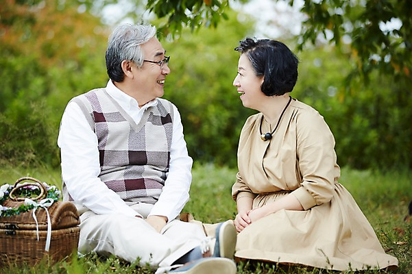 포토 JPG 주간 전신 공원 여자 할아버지 노년 남자 할머니 휴식 미소 앉기 야외 두명 앞모습 실버라이프 소풍 마주보기 노부부 화관 다정 한국인 60대 즐거움 노인만 국내포토 자연요소 라이프스타일 부부 공공시설 꽃 감정 뷰포인트 컨셉 모션 표정 사람 동양인 성인 야외활동 성인만 파일형식