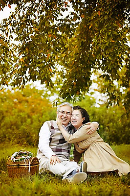 포토 JPG 주간 전신 공원 여자 할아버지 노년 남자 할머니 휴식 앉기 야외 두명 앞모습 실버라이프 소풍 노부부 다정 한국인 60대 즐거움 노인만 얼굴맞대기 국내포토 자연요소 라이프스타일 부부 공공시설 감정 뷰포인트 컨셉 모션 사람 동양인 성인 야외활동 성인만 파일형식