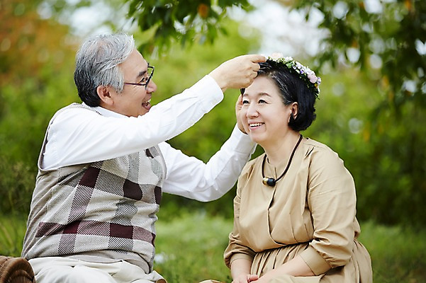 포토 JPG 주간 공원 여자 할아버지 노년 남자 할머니 휴식 미소 앉기 상반신 야외 두명 앞모습 실버라이프 소풍 노부부 화관 다정 한국인 60대 즐거움 노인만 국내포토 자연요소 라이프스타일 부부 공공시설 꽃 감정 뷰포인트 컨셉 모션 표정 사람 동양인 성인 야외활동 성인만 파일형식