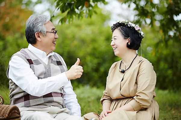 포토 JPG 주간 공원 여자 할아버지 노년 남자 할머니 휴식 미소 앉기 상반신 야외 두명 앞모습 실버라이프 소풍 노부부 화관 다정 한국인 최고 60대 즐거움 노인만 국내포토 자연요소 라이프스타일 부부 공공시설 꽃 감정 뷰포인트 컨셉 모션 표정 사람 동양인 성인 야외활동 성인만 파일형식