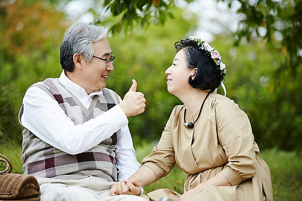 포토 JPG 주간 공원 여자 할아버지 노년 남자 할머니 휴식 미소 앉기 야외 두명 앞모습 실버라이프 소풍 손잡기 노부부 화관 다정 한국인 최고 60대 즐거움 노인만 국내포토 자연요소 라이프스타일 부부 공공시설 꽃 감정 뷰포인트 컨셉 모션 표정 사람 동양인 성인 야외활동 성인만 파일형식