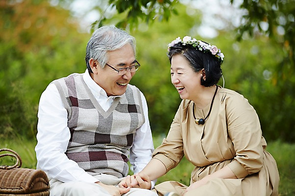 포토 JPG 주간 공원 여자 할아버지 노년 남자 할머니 휴식 미소 앉기 상반신 야외 두명 앞모습 실버라이프 소풍 손잡기 노부부 화관 다정 한국인 60대 즐거움 노인만 국내포토 자연요소 라이프스타일 부부 공공시설 꽃 감정 뷰포인트 컨셉 모션 표정 사람 동양인 성인 야외활동 성인만 파일형식