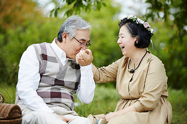 포토 JPG 주간 공원 여자 할아버지 노년 남자 할머니 휴식 키스 앉기 상반신 야외 두명 앞모습 실버라이프 소풍 노부부 화관 다정 로맨틱 한국인 60대 즐거움 노인만 국내포토 자연요소 라이프스타일 부부 공공시설 꽃 감정 뷰포인트 컨셉 모션 사람 동양인 성인 야외활동 애정표현 성인만 파일형식
