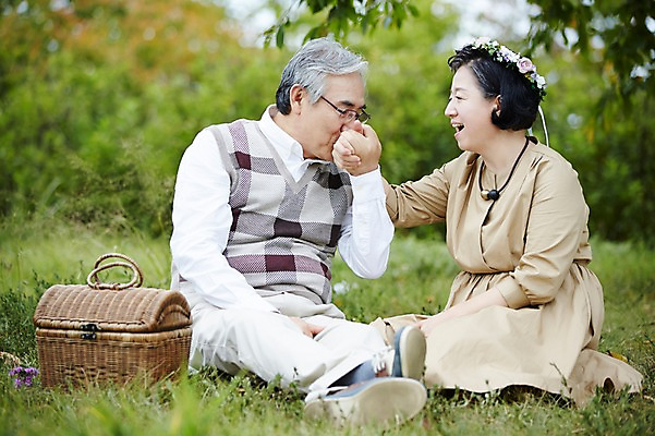 포토 JPG 주간 전신 공원 여자 할아버지 노년 남자 할머니 휴식 키스 미소 앉기 야외 두명 앞모습 실버라이프 소풍 노부부 화관 다정 로맨틱 한국인 60대 즐거움 노인만 국내포토 자연요소 라이프스타일 부부 공공시설 꽃 감정 뷰포인트 컨셉 모션 표정 사람 동양인 성인 야외활동 애정표현 성인만 파일형식