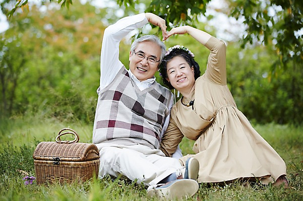 포토 JPG 주간 전신 공원 여자 할아버지 노년 남자 할머니 휴식 미소 앉기 야외 두명 앞모습 실버라이프 소풍 노부부 다정 한국인 하트 60대 즐거움 노인만 국내포토 자연요소 모양 라이프스타일 부부 공공시설 감정 뷰포인트 컨셉 모션 표정 사람 동양인 성인 야외활동 성인만 파일형식