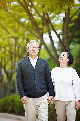 포토 JPG 주간 공원 여자 할아버지 노년 남자 할머니 휴식 상반신 야외 두명 앞모습 실버라이프 걷기 손잡기 노부부 다정 산책 한국인 60대 상쾌 노인만 국내포토 자연요소 라이프스타일 부부 공공시설 감정 뷰포인트 컨셉 모션 사람 동양인 성인 성인만 파일형식