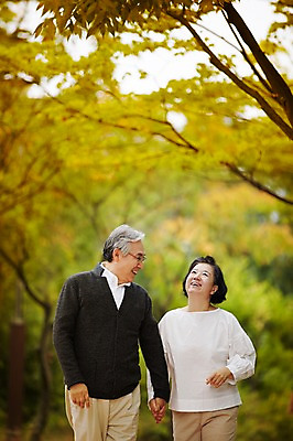 포토 JPG 주간 공원 여자 할아버지 노년 남자 할머니 휴식 미소 상반신 야외 두명 앞모습 실버라이프 걷기 손잡기 노부부 다정 산책 한국인 60대 상쾌 노인만 국내포토 자연요소 라이프스타일 부부 공공시설 감정 뷰포인트 컨셉 모션 표정 사람 동양인 성인 성인만 파일형식