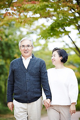 포토 JPG 주간 공원 여자 할아버지 노년 남자 할머니 휴식 미소 상반신 야외 두명 앞모습 실버라이프 걷기 손잡기 노부부 다정 산책 한국인 60대 상쾌 노인만 국내포토 자연요소 라이프스타일 부부 공공시설 감정 뷰포인트 컨셉 모션 표정 사람 동양인 성인 성인만 파일형식