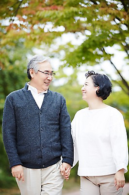 포토 JPG 주간 공원 여자 할아버지 노년 남자 할머니 휴식 미소 상반신 야외 두명 앞모습 실버라이프 마주보기 걷기 손잡기 노부부 다정 산책 한국인 60대 상쾌 노인만 국내포토 자연요소 라이프스타일 부부 공공시설 감정 뷰포인트 컨셉 모션 표정 사람 동양인 성인 성인만 파일형식