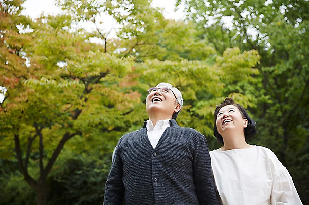 포토 JPG 주간 응시 공원 여자 할아버지 노년 남자 할머니 휴식 미소 상반신 야외 두명 앞모습 실버라이프 걷기 노부부 다정 산책 한국인 60대 상쾌 노인만 국내포토 자연요소 라이프스타일 부부 시선 공공시설 감정 뷰포인트 컨셉 모션 표정 사람 동양인 성인 성인만 파일형식