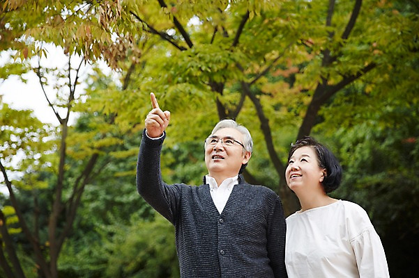 포토 JPG 주간 공원 여자 할아버지 노년 남자 할머니 휴식 미소 상반신 야외 두명 앞모습 실버라이프 걷기 노부부 다정 산책 한국인 가리킴 60대 상쾌 노인만 국내포토 자연요소 라이프스타일 부부 공공시설 감정 뷰포인트 컨셉 모션 표정 사람 동양인 손짓 성인 성인만 파일형식