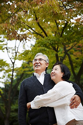 포토 JPG 주간 응시 공원 여자 할아버지 노년 남자 할머니 포옹 휴식 서기 미소 상반신 야외 두명 앞모습 실버라이프 노부부 다정 산책 한국인 60대 상쾌 노인만 국내포토 자연요소 라이프스타일 부부 시선 공공시설 감정 뷰포인트 컨셉 안기 모션 표정 사람 동양인 성인 성인만 파일형식