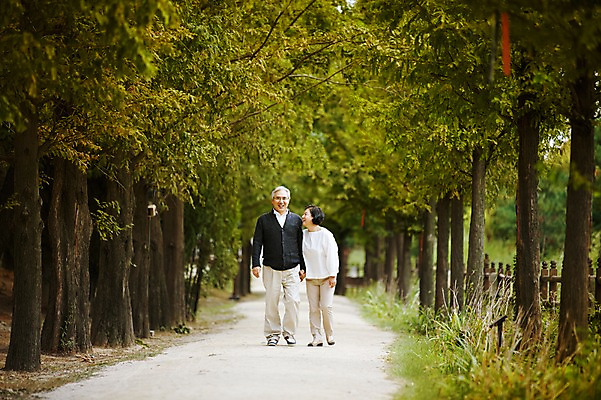 포토 JPG 주간 전신 나무 공원 여자 할아버지 노년 남자 할머니 휴식 야외 두명 앞모습 실버라이프 걷기 손잡기 노부부 다정 산책 한국인 60대 상쾌 노인만 국내포토 자연요소 식물 라이프스타일 부부 공공시설 감정 뷰포인트 컨셉 모션 사람 동양인 성인 성인만 파일형식