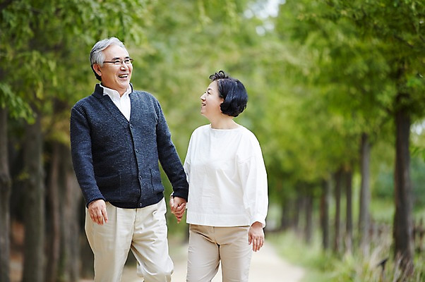 포토 JPG 주간 공원 여자 할아버지 노년 남자 할머니 휴식 상반신 야외 두명 앞모습 실버라이프 걷기 손잡기 노부부 다정 산책 한국인 60대 상쾌 노인만 국내포토 자연요소 라이프스타일 부부 공공시설 감정 뷰포인트 컨셉 모션 사람 동양인 성인 성인만 파일형식