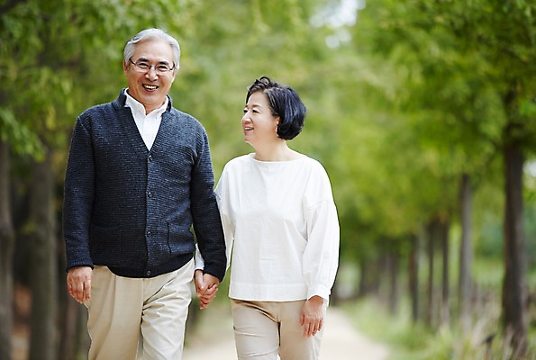 포토 JPG 주간 공원 여자 할아버지 노년 남자 할머니 휴식 상반신 야외 두명 앞모습 실버라이프 걷기 손잡기 노부부 다정 산책 한국인 60대 상쾌 노인만 국내포토 자연요소 라이프스타일 부부 공공시설 감정 뷰포인트 컨셉 모션 사람 동양인 성인 성인만 파일형식