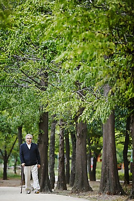 포토 JPG 주간 전신 나무 공원 할아버지 노년 남자 지팡이 휴식 한명 미소 야외 앞모습 실버라이프 걷기 산책 한국인 60대 노인남자한명만 국내포토 자연요소 식물 1 라이프스타일 공공시설 뷰포인트 컨셉 모션 표정 사람 동양인 성인 남자한명만 노인남자만 파일형식