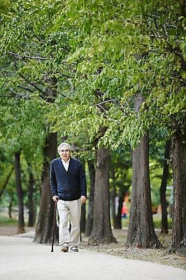 포토 JPG 주간 전신 나무 공원 할아버지 노년 남자 지팡이 휴식 한명 미소 야외 앞모습 실버라이프 걷기 산책 한국인 60대 노인남자한명만 국내포토 자연요소 식물 1 라이프스타일 공공시설 뷰포인트 컨셉 모션 표정 사람 동양인 성인 남자한명만 노인남자만 파일형식