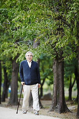 포토 JPG 주간 전신 나무 공원 할아버지 노년 남자 지팡이 휴식 한명 미소 야외 앞모습 실버라이프 걷기 산책 한국인 60대 노인남자한명만 국내포토 자연요소 식물 1 라이프스타일 공공시설 뷰포인트 컨셉 모션 표정 사람 동양인 성인 남자한명만 노인남자만 파일형식