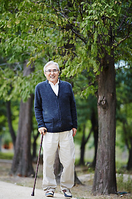 포토 JPG 주간 전신 나무 공원 할아버지 노년 남자 지팡이 휴식 한명 미소 야외 앞모습 실버라이프 걷기 산책 한국인 60대 노인남자한명만 국내포토 자연요소 식물 1 라이프스타일 공공시설 뷰포인트 컨셉 모션 표정 사람 동양인 성인 남자한명만 노인남자만 파일형식